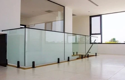 نرده شیشه ای